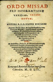 ORDO MISSAE PRO INFORMATIONE VENERAB. SACERDOTVM. .... nuper á mendis omnibus castigatus ... interpositis de Praeparatione ad Sanctiss. Sacramentum ... Necnon in fine Expositione & Virtutibus eiusden Missae, ac Defectibus, Periculis, & disturbationibus ... Item ultimo loco de quator coloribus ... Necnon de aqua benedicta.