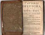 CATONIS DISTICHA DE MORIBUS. Cum Scholiis DES. ERASMI. Roterod. Adjecta sunt Dicta Graeca Sapientum, Interprete Erasmo Rotterodamo. Eadem per Ausonium, cum Erasmi doctissima Enarratione. Mimi Publiani, Ex ejusdem Erasmi restitutione, cumque Scholiis ejusdem. Isocratis ad Demonicum Oratio Paraenetica, longe ad juventutis mores rite formandos utilissima. Ad Optimorum exemplarium fidem recensita, & mendis quam plurimis repurgata. - Cato, Marcus Porcius