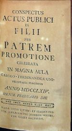 CONSPECTUS ACTUS PUBLICI IN FILII PER PATREM PROMOTIONE CELEBRATA IN MAGNA AULA CAROLO-FERDINANDEAE UNIVERSITATIS PRAGENSIS. - 