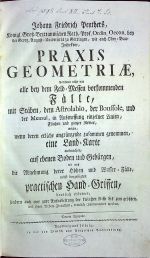 PRAXIS GEOMETRIAE, worinnen nicht nur alle bey dem Feld=Messen vorkommenden Fälle, mit Stäben, dem Astrolabio, der Boussole, und der Mensul, in Ausmessung einzelner Linien, Flächen und ganzer Revier, welche, wenn deren etliche angränzende zusammen genommen, eine Land=Karte ausmachen, auf ebenen Boden und Gebürgen, wie auch die Abnehmung derer Höhen und Wasser=Fälle, nebst beygefügten practischen Hand=Griffen, deutlich erörtert, sondern auch eine gute Ausarbeitung der kleinsten Risse bis zum grössten, mit ihren Neben=Zierathen, treulich communiciret werden. - Penther, Johann Friedrich