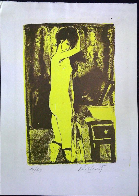 Stojící mladá žena