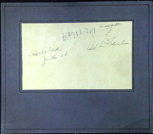 Krátká notace s podpisem na kartičce.