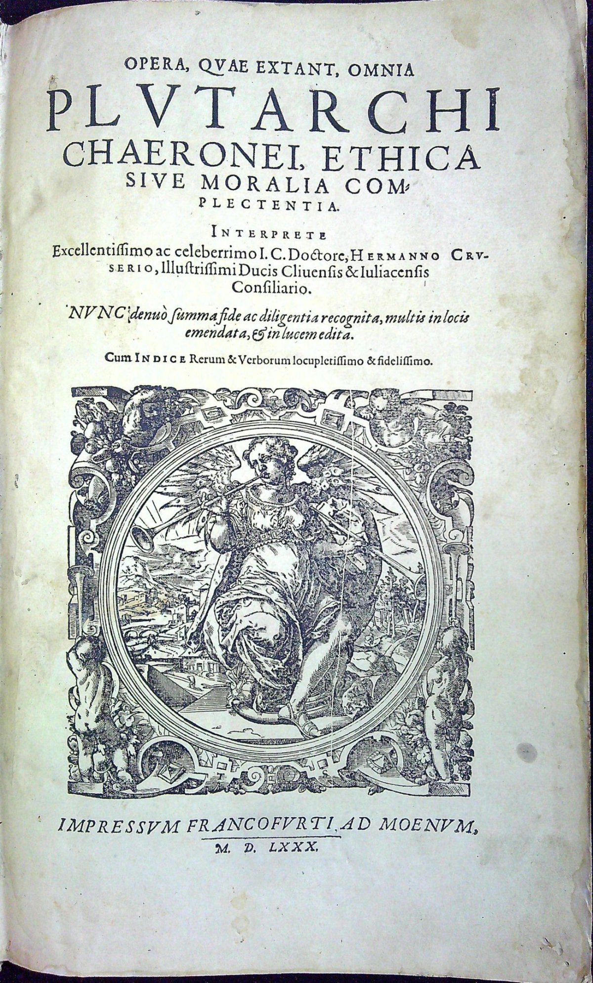 OPERA, QVAE EXTANT, OMNIA PLVTARCHI CHAERONEI, ETHICA SIVE MORALIA COMPLECTENTIA. Interprete Excellentissimo ac celeberrimo I. C. Doctore, Hermanno Crvserio, Illustrissimi Ducis Cliuensis & Iuliacensis Consiliario. NVNC´denuo´summa fide ac diligentia recognita, multis in locis emendata, et in lucem edita. Cum Indice Rerum & Verborum locupletissimo & fidelissimo.
